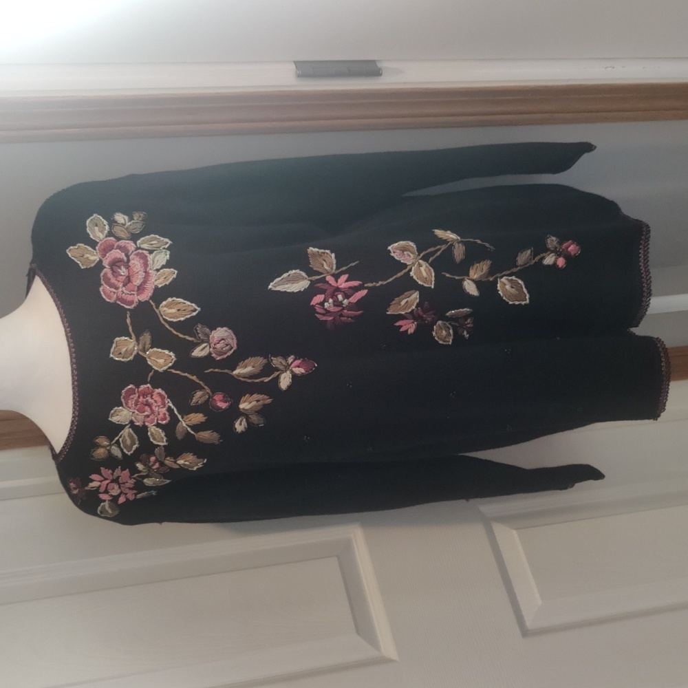 Vintage Heirloom Collectables black sweater floral embroidery size lg